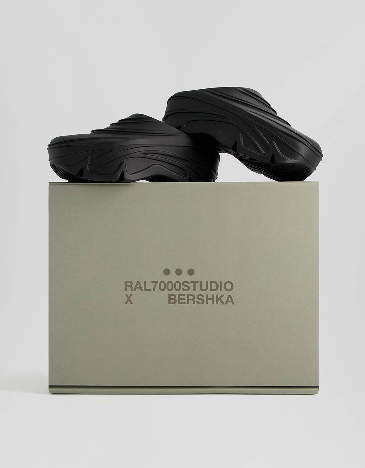 Reedición del modelo “Ral7000Studio x Bershka”.