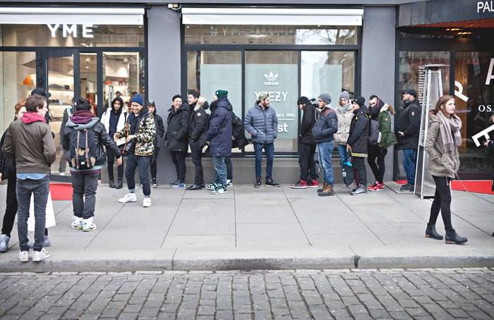 Nachtenlang kamperen voor een paar Yeezy Boost 350 sneakers