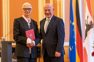 Christiane Arp erhält den Verdienstorden des Landes Berlin