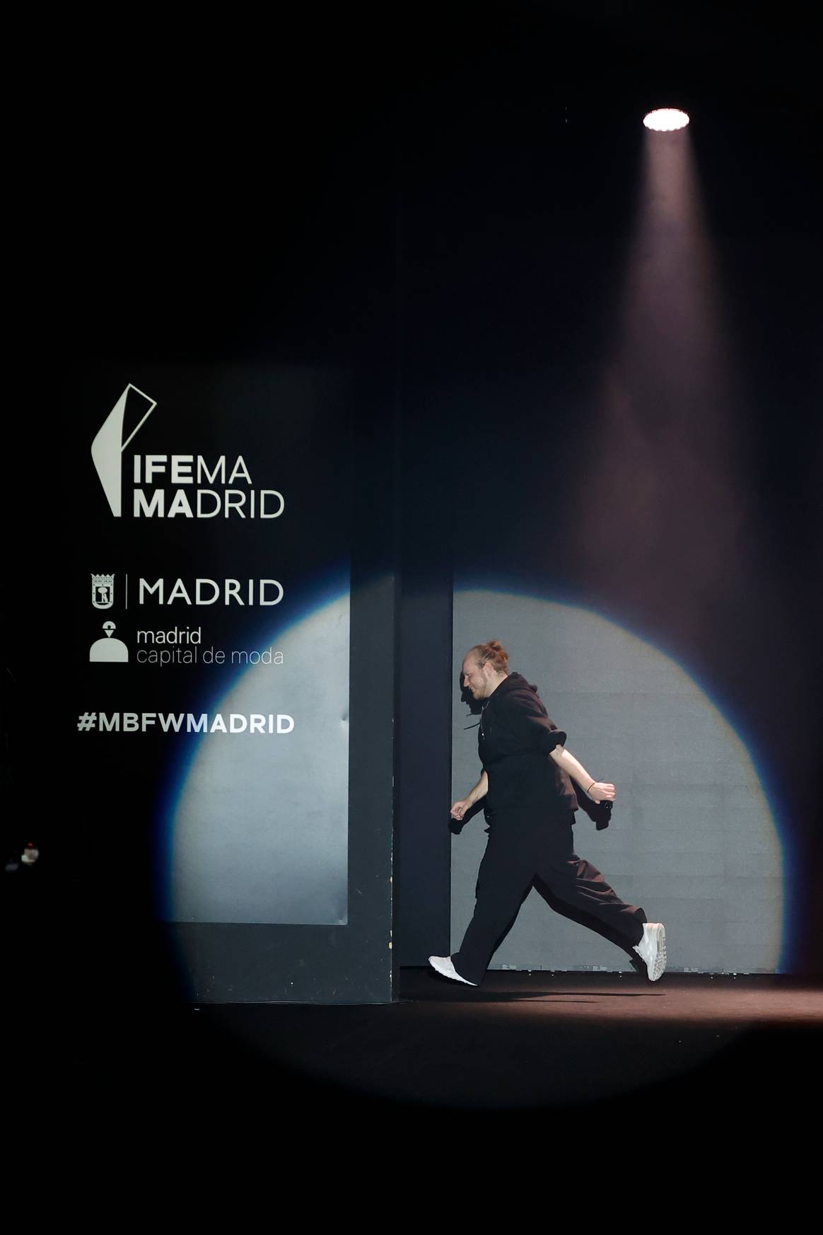 El diseñador Tomás Nemec al final de su desfile en Mercedes-Benz Fashion Week Madrid.