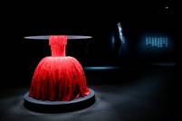 El Museo Balenciaga confronta desde una exposición a Cristóbal Balenciaga y a Demna
