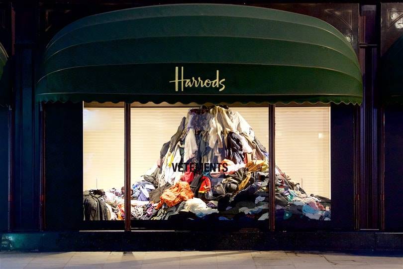 In Bildern: Vetements-Schaufenster bei Harrods