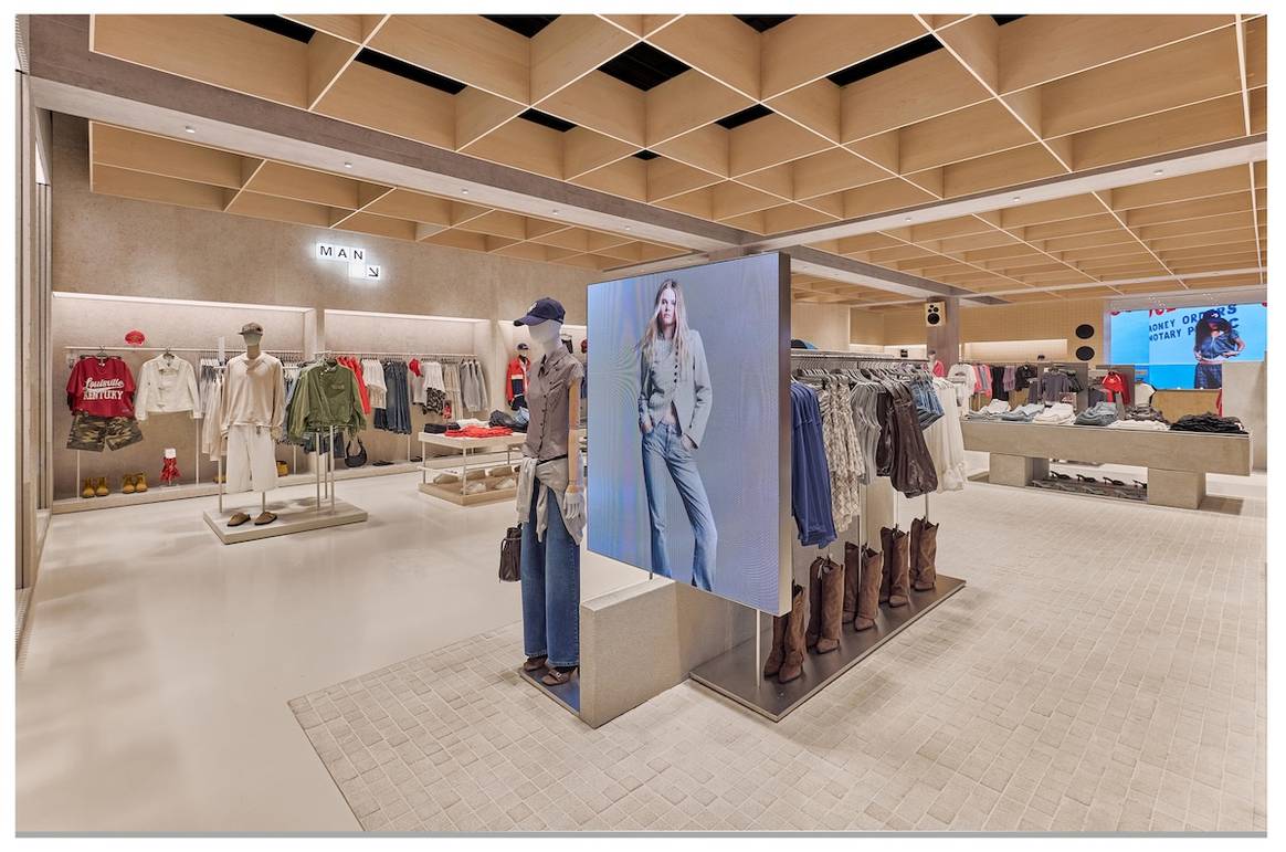 Tienda de Bershka en el centro comercial Aventura Mall de Miami, Florida (Estados Unidos).