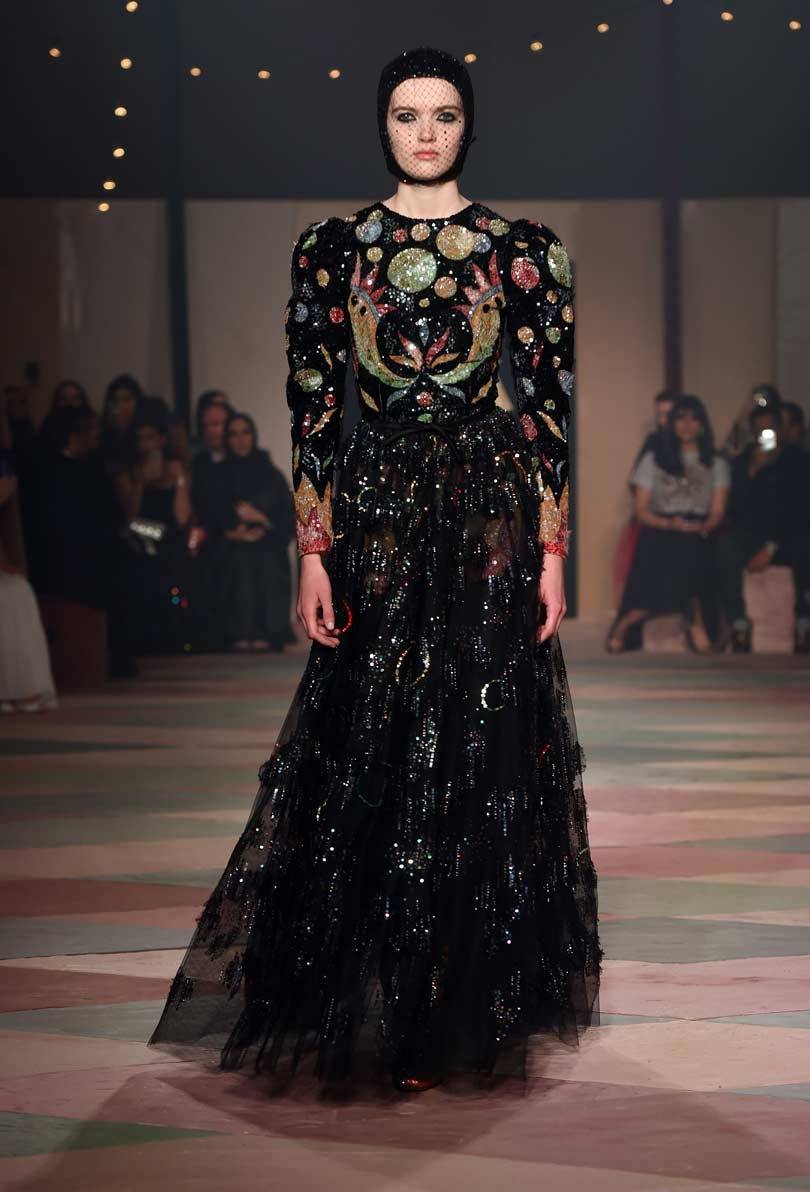 Dior presenta una colección "cápsula" en su primer desfile en Dubai