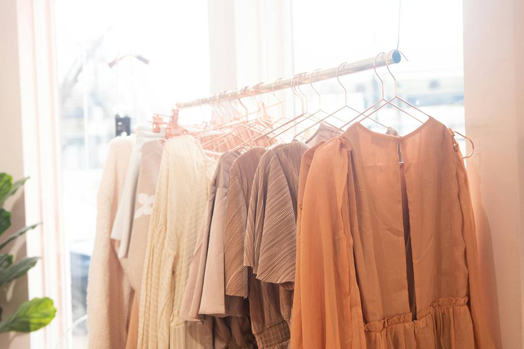 Interior de una tienda de ropa.
