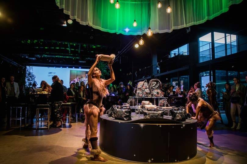 Kipling deelt voorproef van zijn nieuwe merkrichting