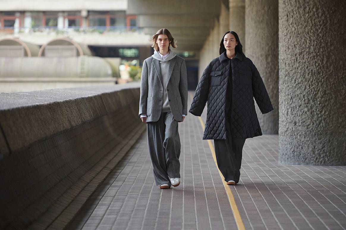 Imagen de campaña de la colección colaborativa “Uniqlo: C”, desarrollada por Uniqlo y Clare Waight Keller, para la temporada FW24.