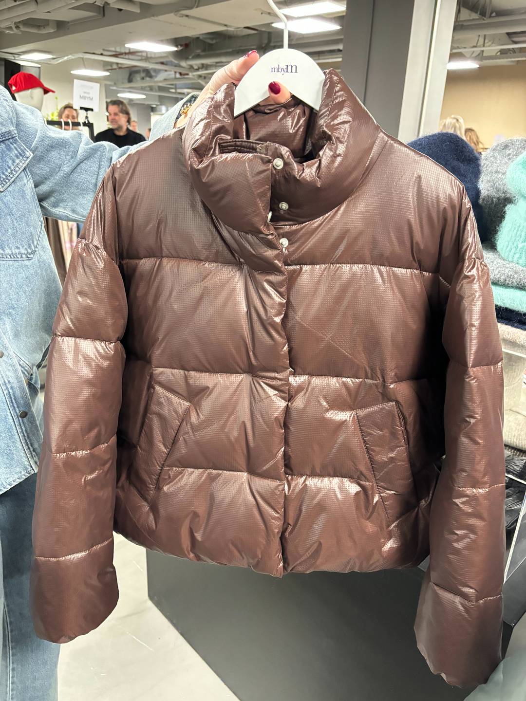 Een puffer jacket in de trendkleur Mocha Mousse