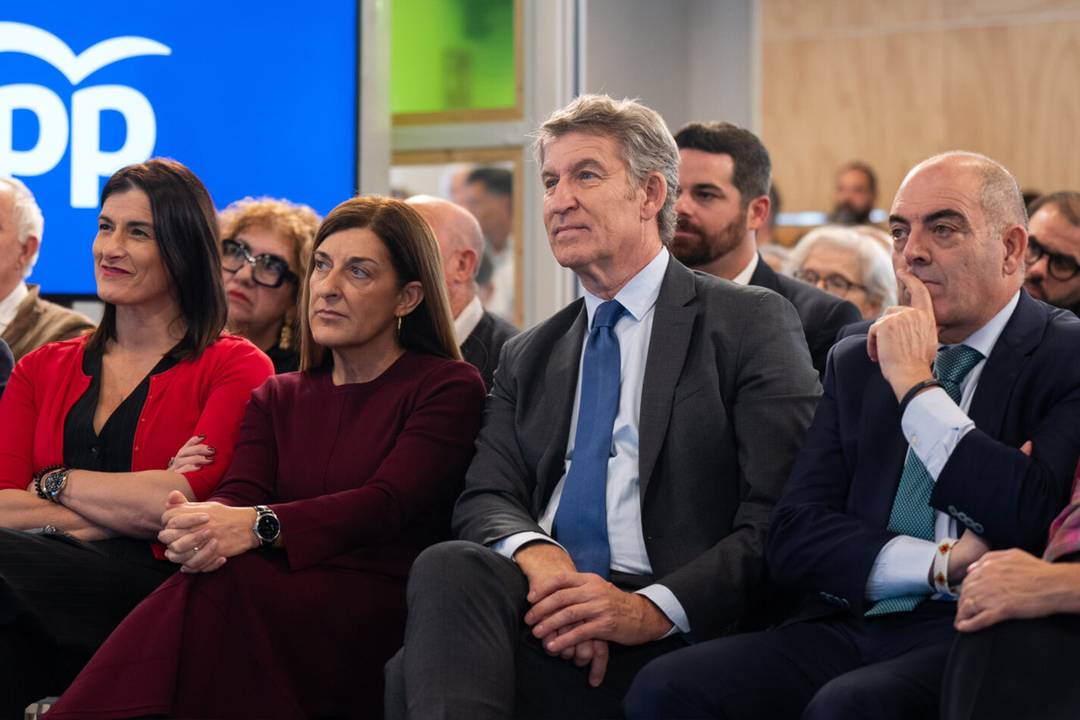 Alberto Núñez Feijóo, presidente del PP, junto a la presidenta de Cantabria, María José Sáenz de Buruaga, y el presidente de ATA, Lorenzo Amor, durante el acto con autónomos celebrado en Santander el 5 de noviembre de 2025.