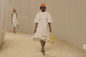 Video: Raffia staat centraal in SS23-show van modehuis Jacquemus