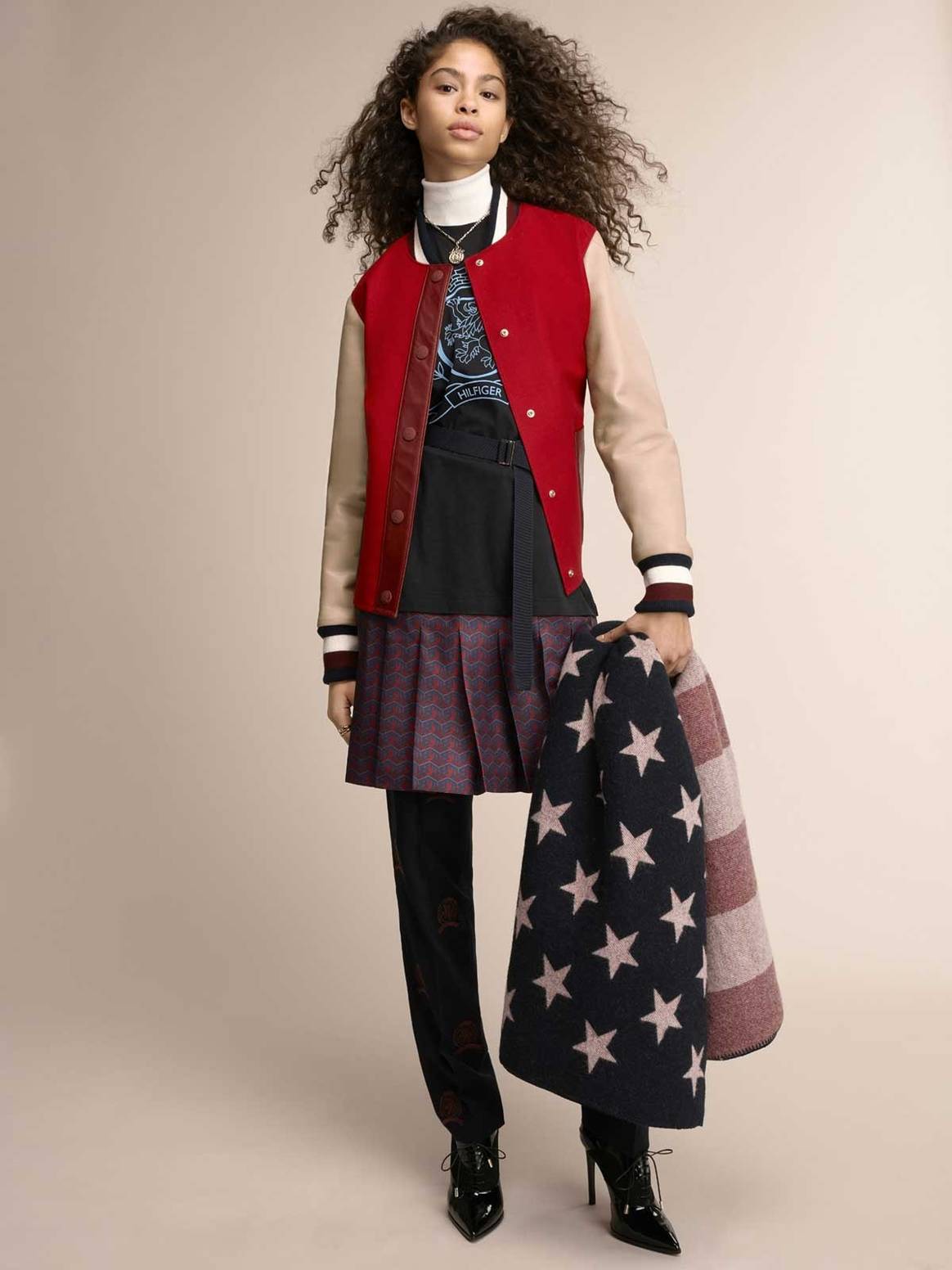 En images : le vestiaire américain célébré dans la collection hivernale de Tommy Hilfiger