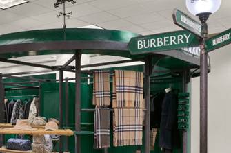 Burberry's ommekeer: Minder personeel, meer merkmythe – is dat genoeg?