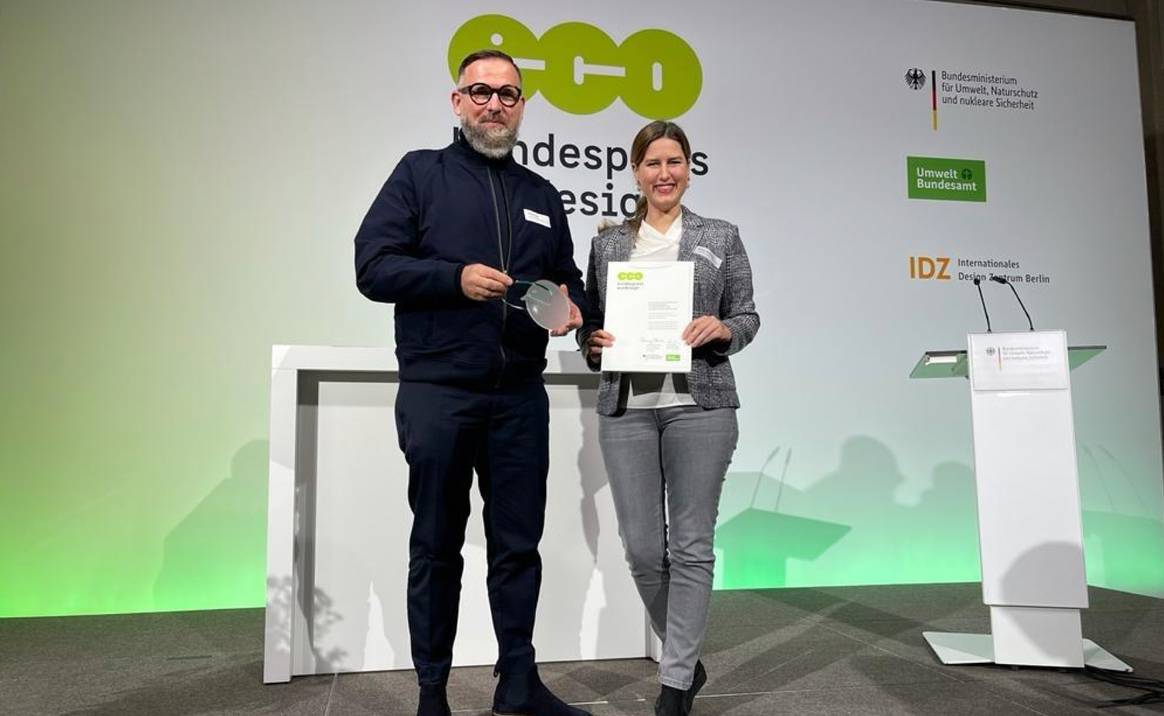 Bild: CPO Patrick Götz und Head of CSR Kristin Heckmann bei der Preisverleihung / Hessnatur