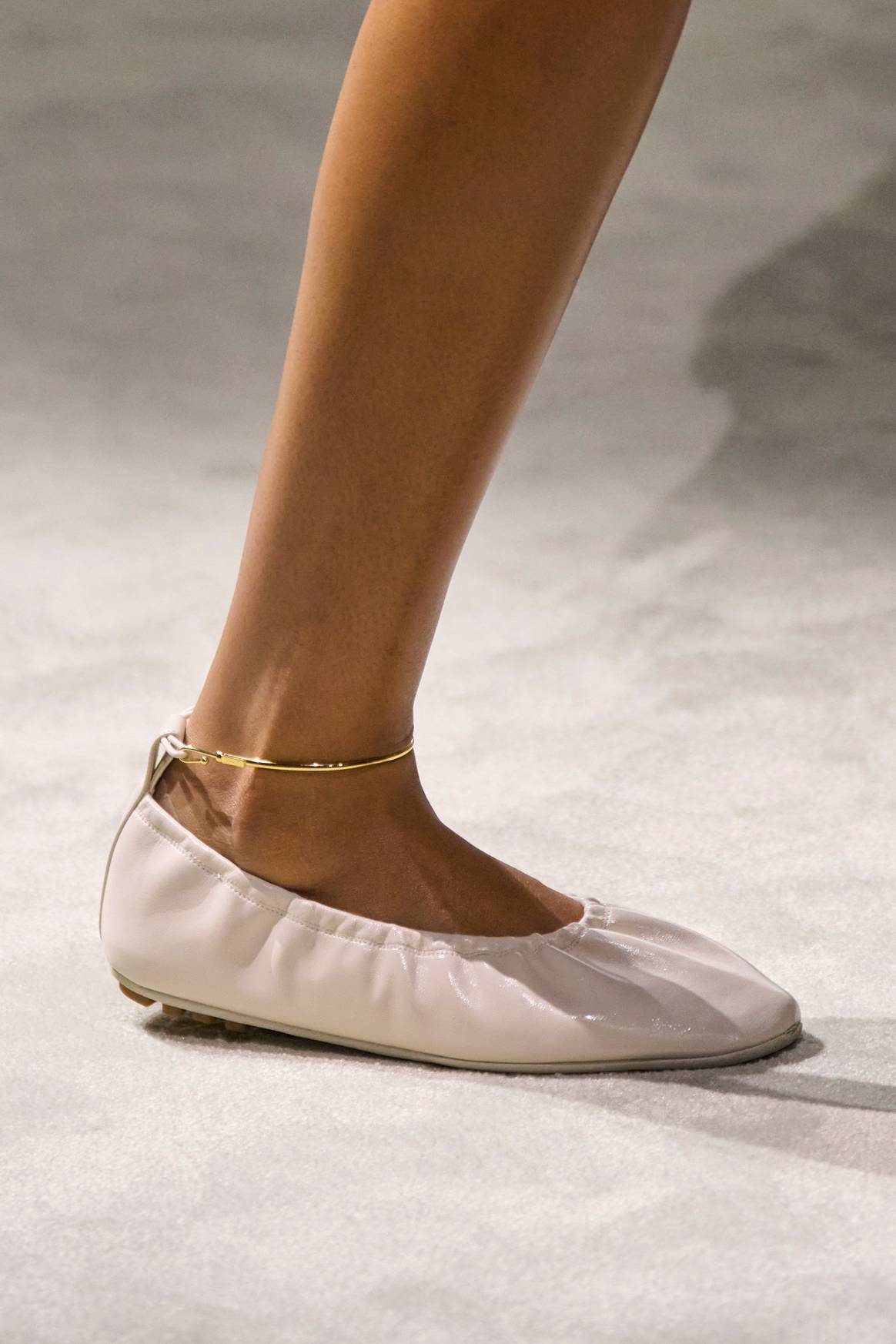 Zapatilla de ballet rosa ss24 de Fendi