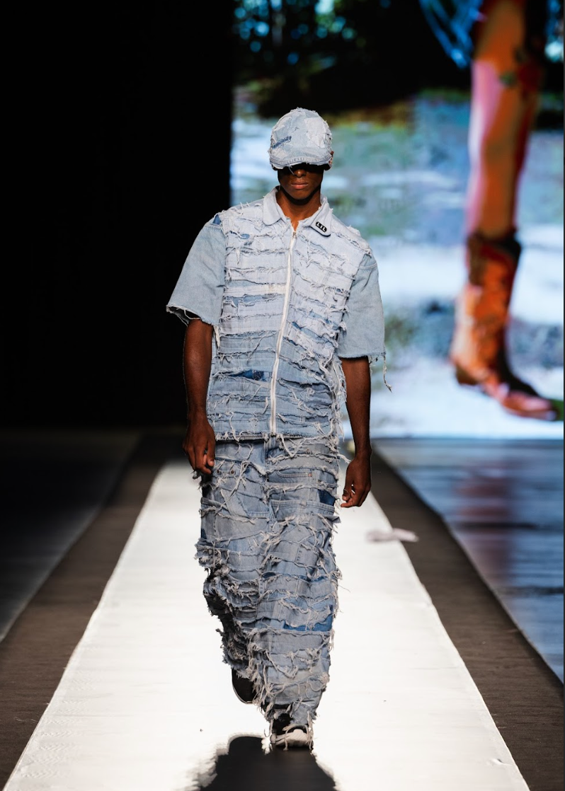 Calça ampla e camisa desenvolvidos a partir de resíduos de denim da marca Creations Lil