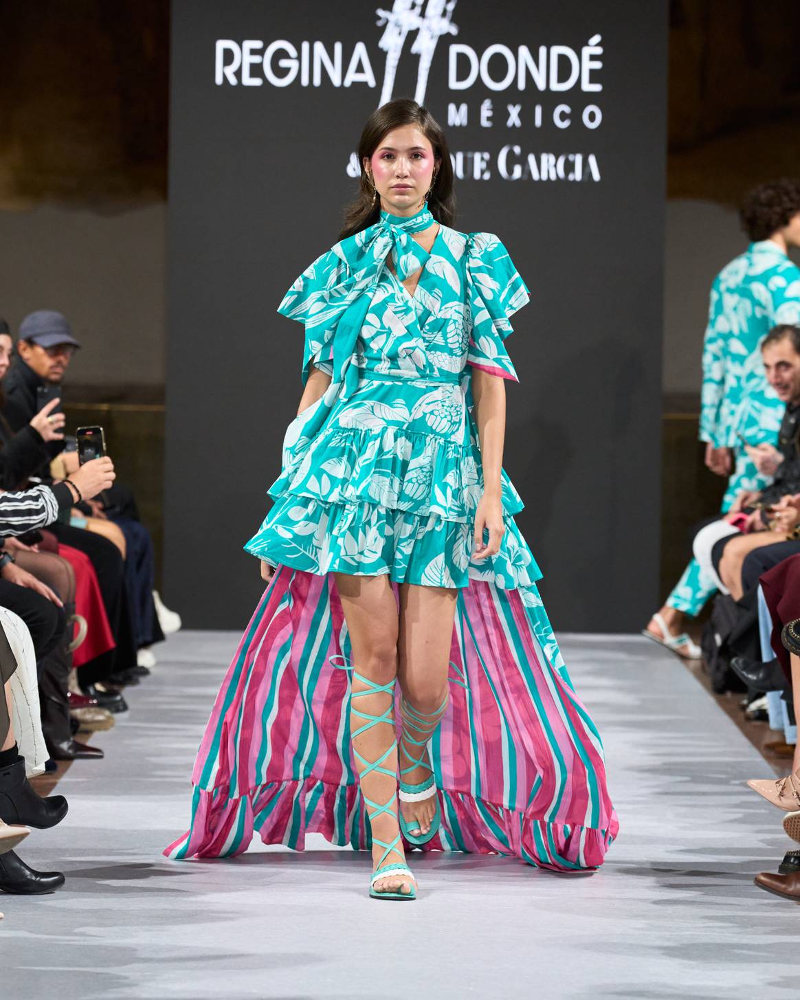 La colección se distinguió por su alegría, movimiento y tropicalidad.