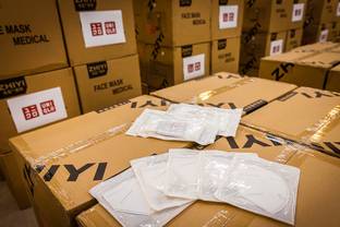 Fast Retailing передала 1 млн защитных масок и партию одежды для российских врачей