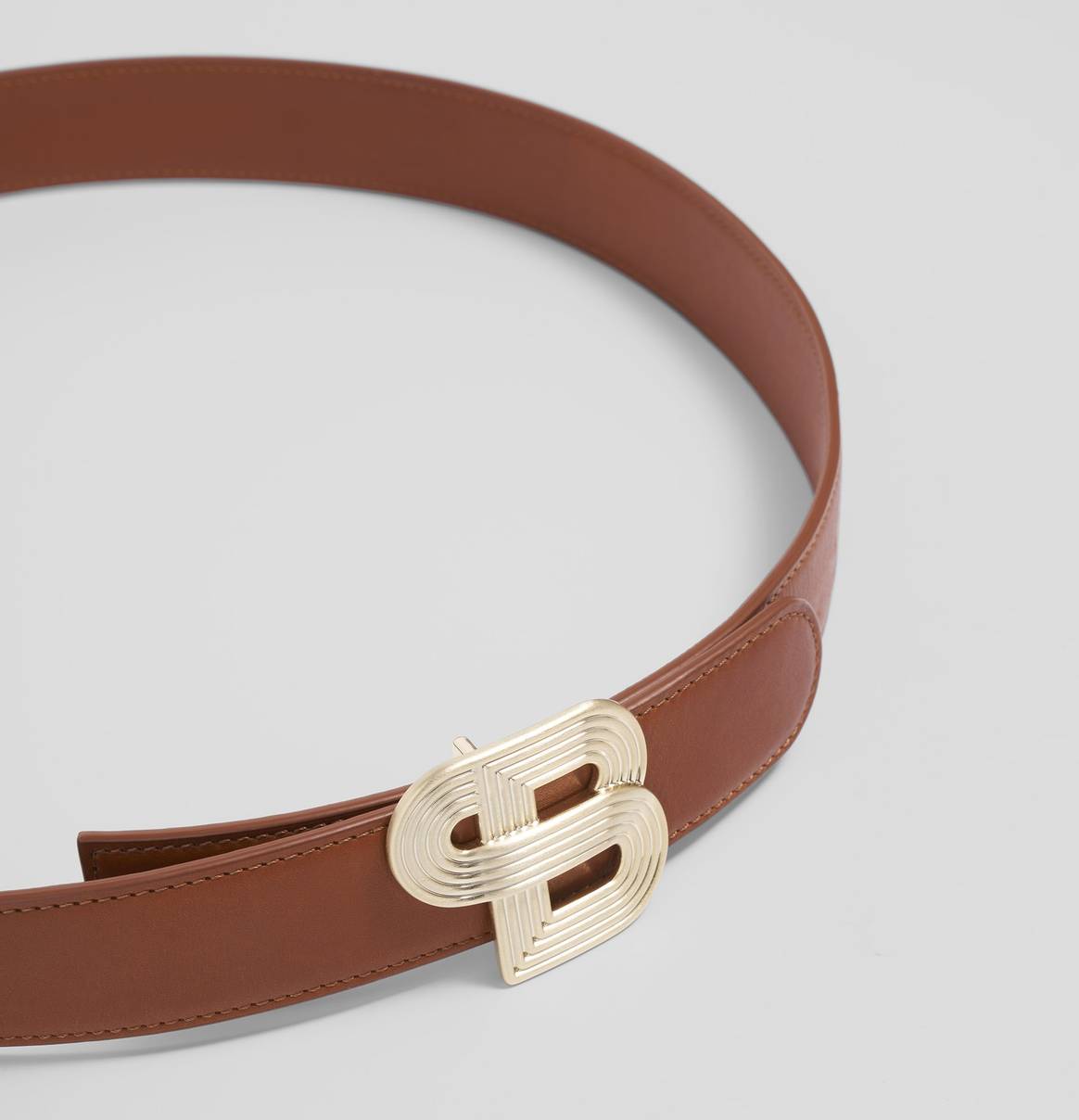 Belt, Havana & Brushed Gold, 320 euro  

Beschikbaar op charlotte-beaude.com