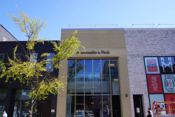 Abercrombie & Fitch registra vendite record nel terzo trimestre 2025 e rivede l'outlook annuale