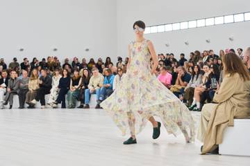 Fashion Week : explosion romantique et florale chez Loewe