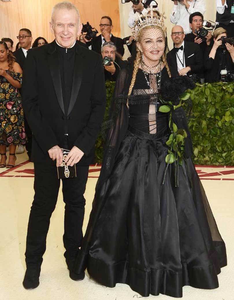 Кресты, перстни и короны: Как прошел бал Met Gala 2018