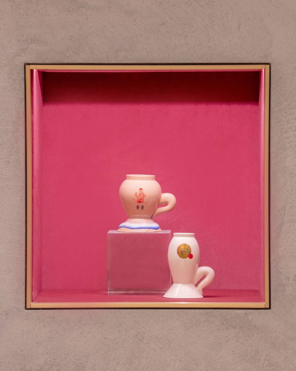 Keramiek van Ron Nagle, tentoongesteld in de winkel. Beeld: Loewe