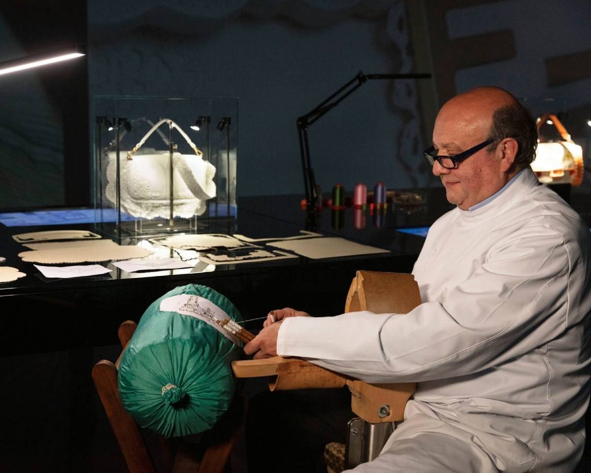 Fendi expose son sac baguette pour célébrer les artisans locaux italiens