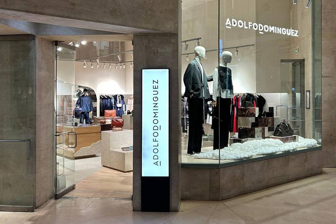 Tienda de Adolfo Domínguez en el centro comercial “Carrousel du Louvre” de París (Francia).