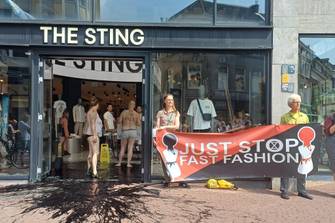 Extinction Rebellion wil einde van fast fashion, besmeurt winkel The Sting in Arnhem