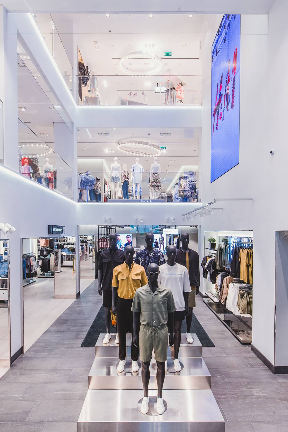 Photo Credits: Flagship store de H&M en Moscú, por Alexander Murashkin.