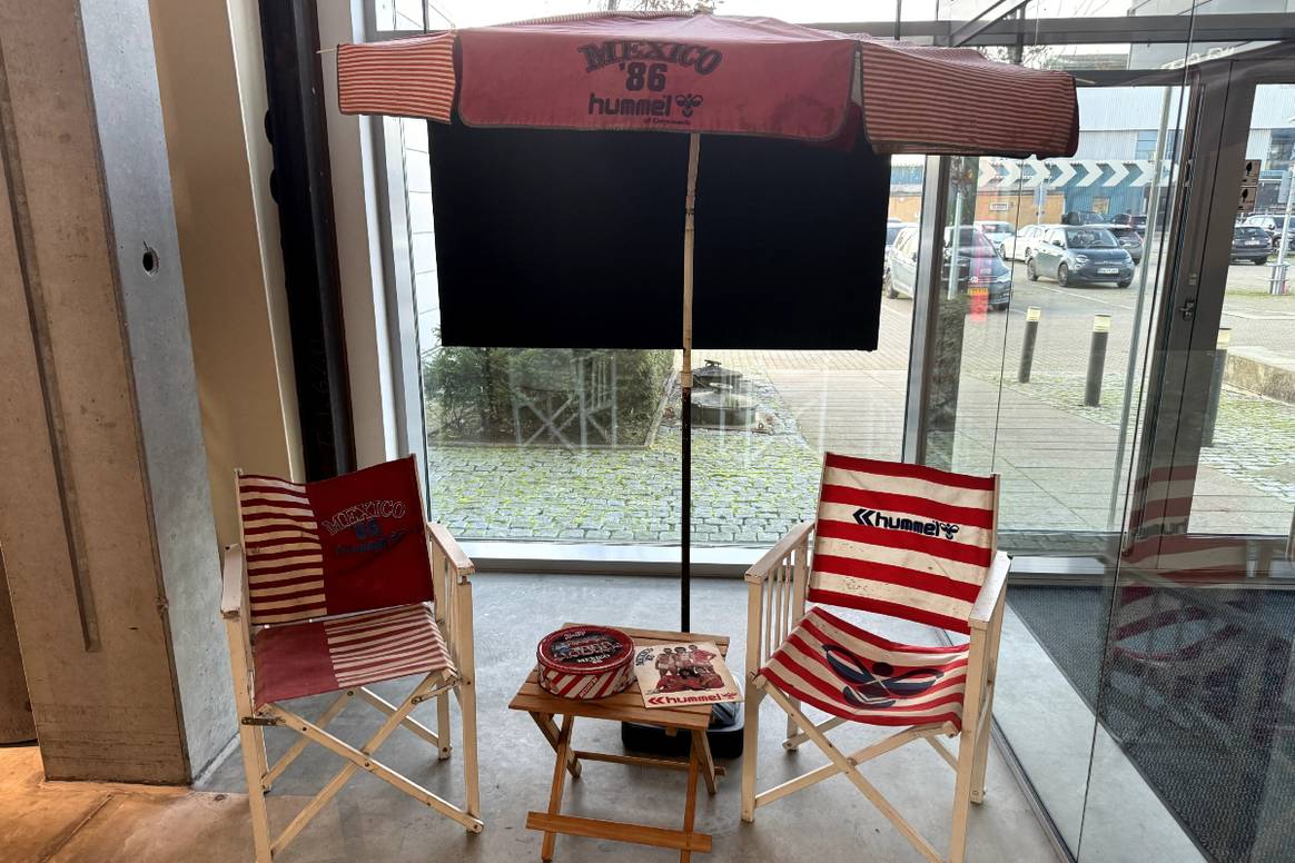 Retro hoek met stoelen en parasol die doen denken aan het WK van 1986 in Mexico