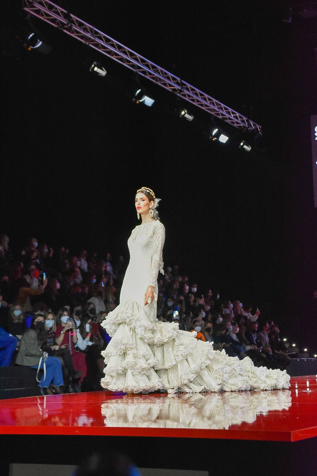 Bata de cola diseño flamenco-nupcial de Maricruz & Montecarlo en SIMOF