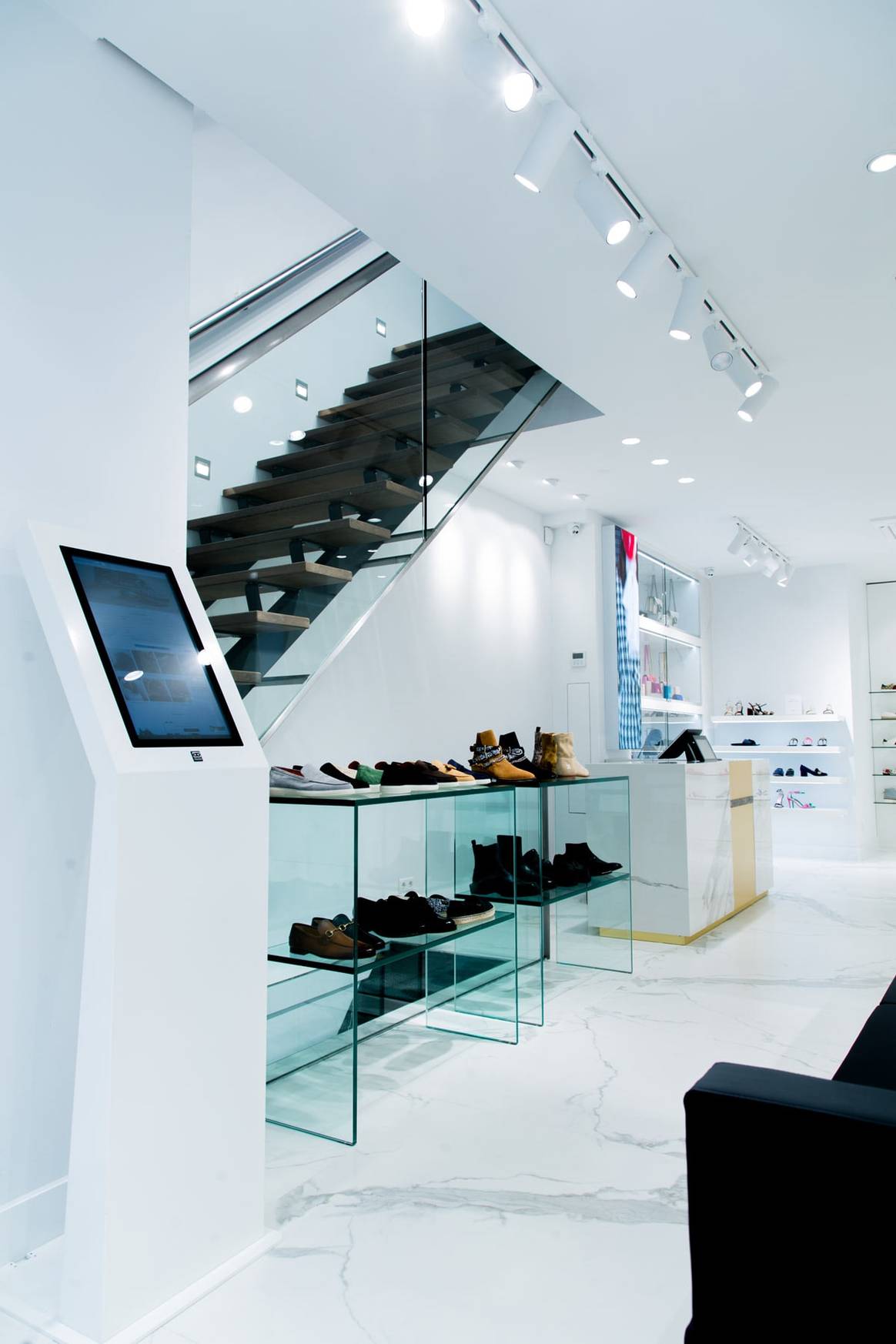 Luxe schoenenwinkel DeRodeLoper: “Schaarste maakt sneakers gewild”