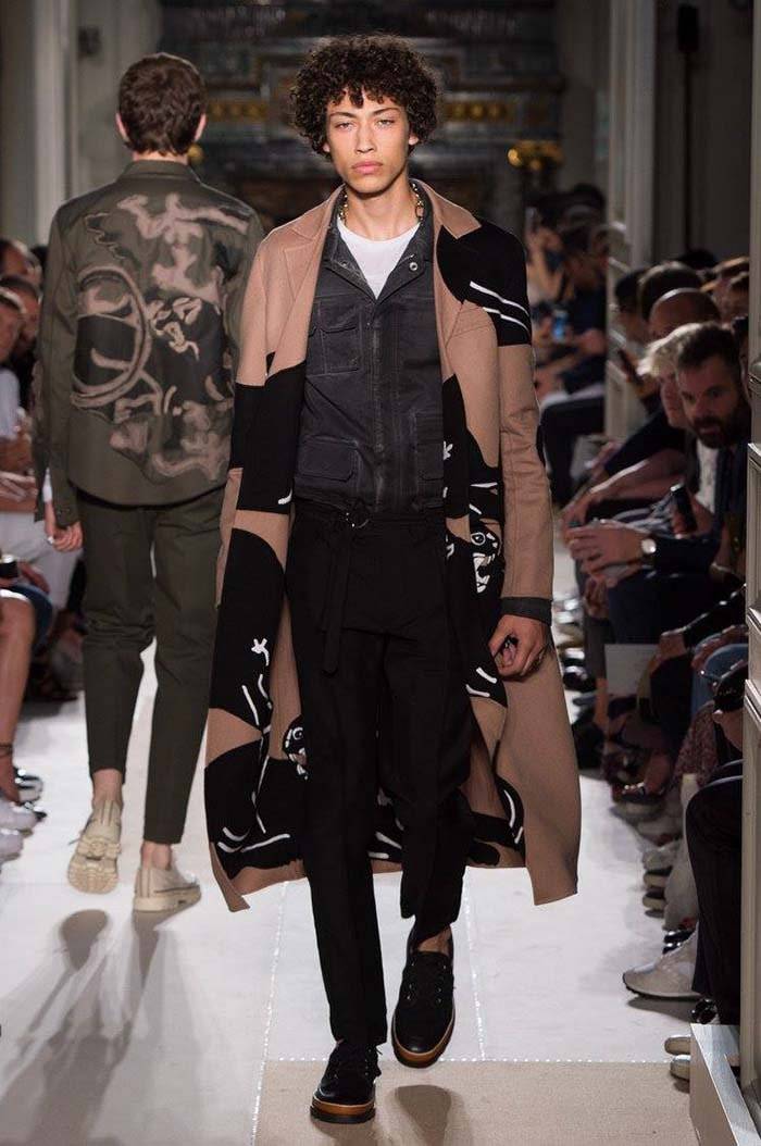 Pour son premier défilé hommes, Balenciaga puise dans sa tradition haute couture