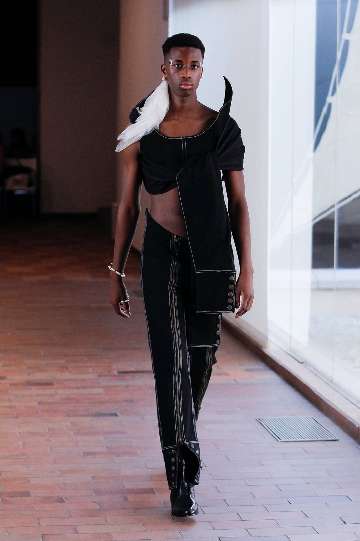 Photo Credits: Moisés Lugo, colección final de Grado en “Fashioners of the world”.