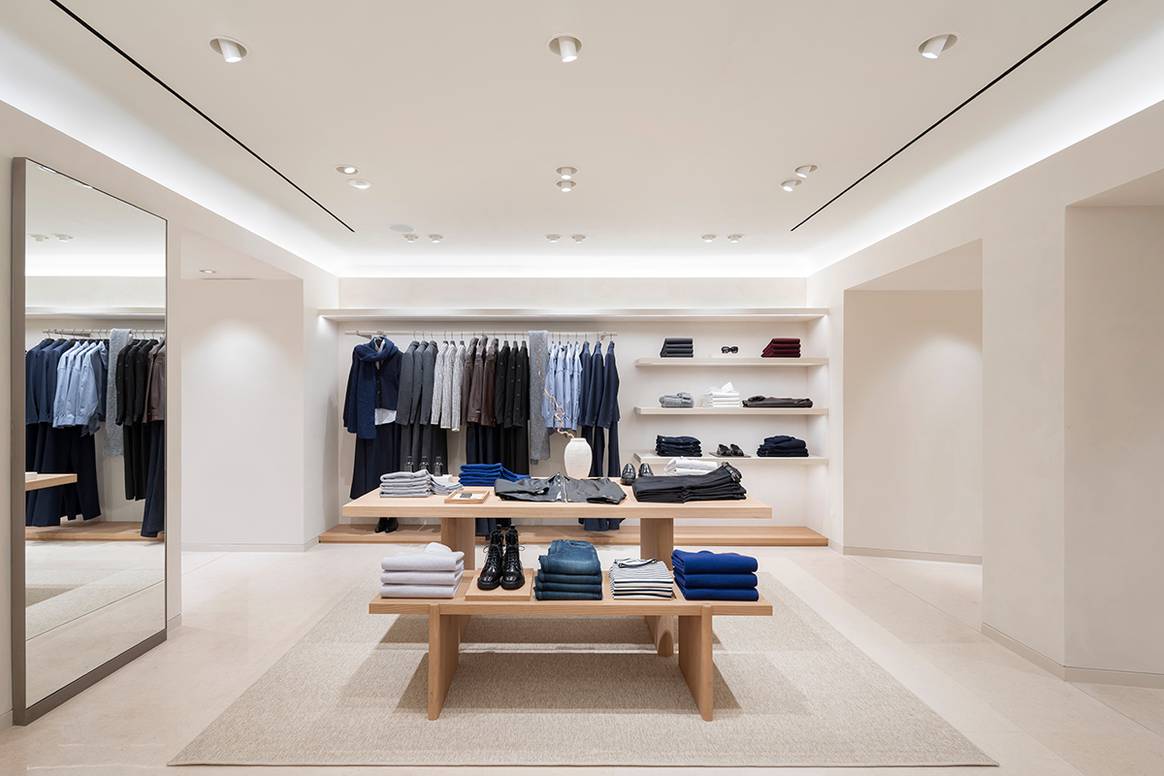 Tienda de Massimo Dutti de la avenida de los Campos Elíseos de París (Francia).