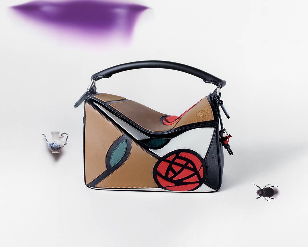 Modelo de la colección cápsula de aniversario “Puzzle 10” de Loewe por los 10 años del lanzamiento del bolso Puzzle.