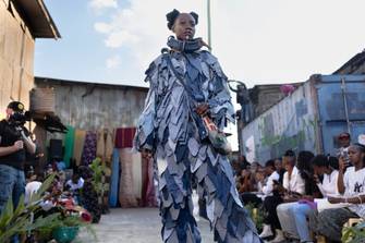 Van vuilnis tot catwalk: Keniaanse ontwerpers transformeren afgedankte kleding tot kunst