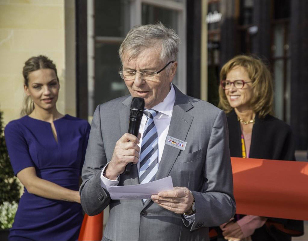 Marc Bauwens, General Manager Designer Outlet Roermond, eröffnet Erweiterung des Centers. Die Erweiterung des Centers soll das Markenangebot des Centers um ein Drittel erhöhen und seine Gesamtfläche auf 46.700 Quadratmeter ausweiten. Fünfzig neue Markenshops werden auf zusätzlichen 11.500 Quadratmetern Verkaufsfläche national und international begehrte Luxus- und Designermarken anbieten. 70 Millionen Euro beträgt das Investment in diesen Ausbau.Bild: McArthurGlen