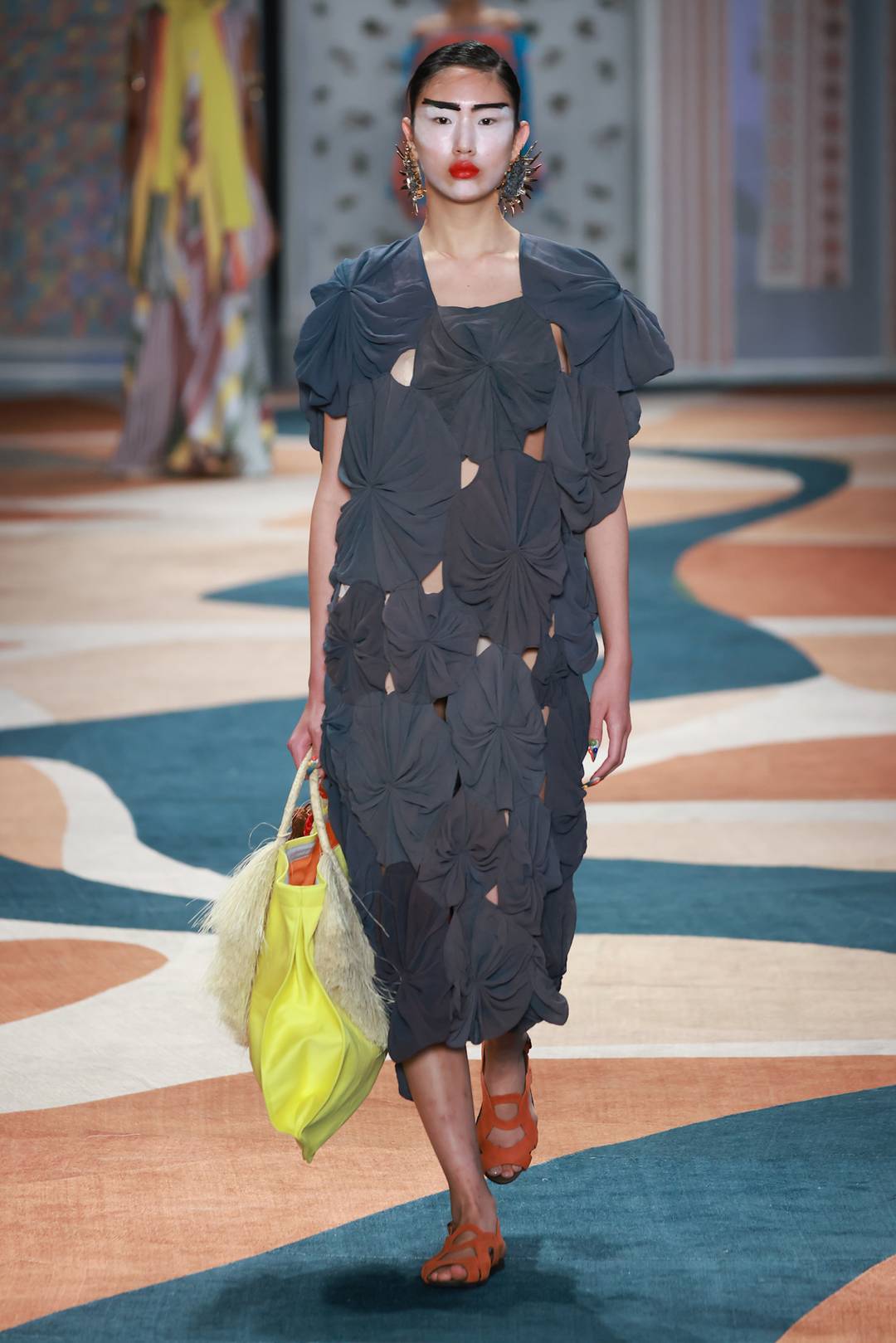 Fuxicos gigantes dão forma a vestido na Foz