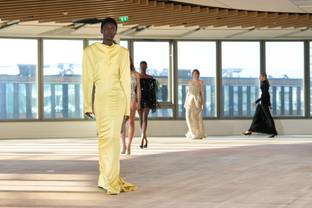    Fashion Week de Paris: Stella McCartney invite la mode sexy dans les bureaux