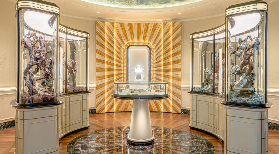 Verschiedene Kunstwerke sind im gesamten Laden ausgestellt.