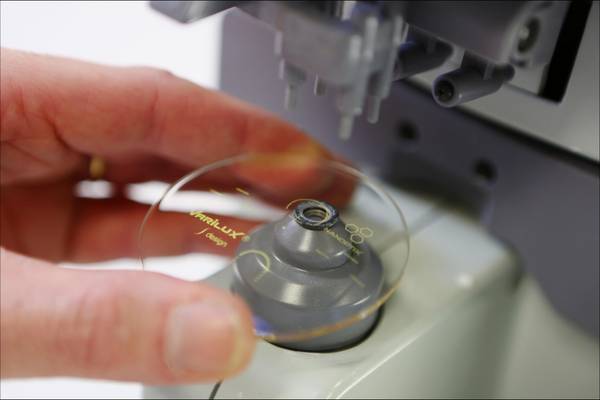 EssilorLuxottica, crescita sorprendentemente forte