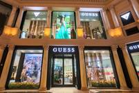 Guess sorprende con una forte crescita delle vendite e degli utili