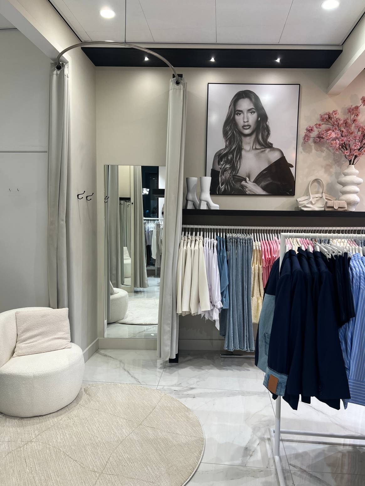 Het lichte, overzichtelijke interieur van Vay weerspiegelt de rustige en persoonlijke sfeer waar de boetiek om bekendstaat.