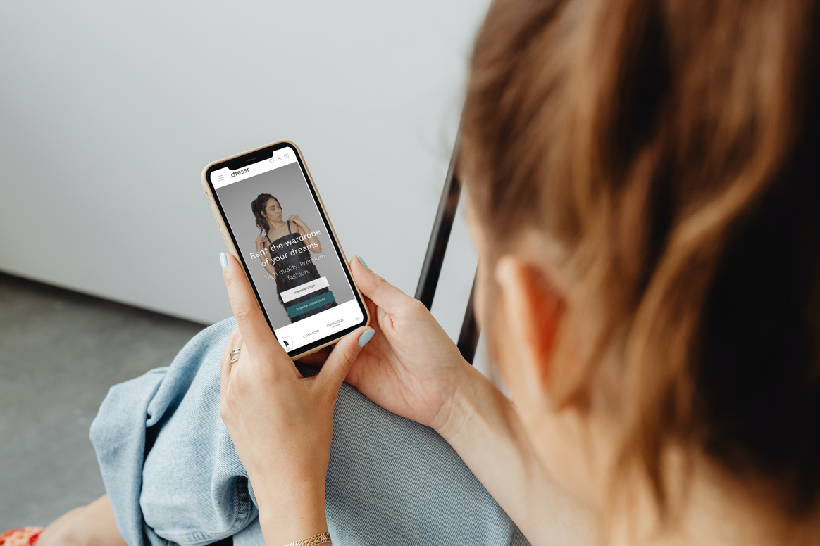 De website van Dressr te zien op een telefoon.