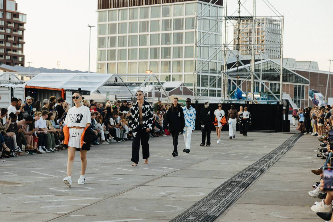 Kijken: de eerste ready-to-wear-collectie van No Art