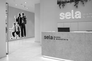 Sela открыла первое кафе в собственном магазине