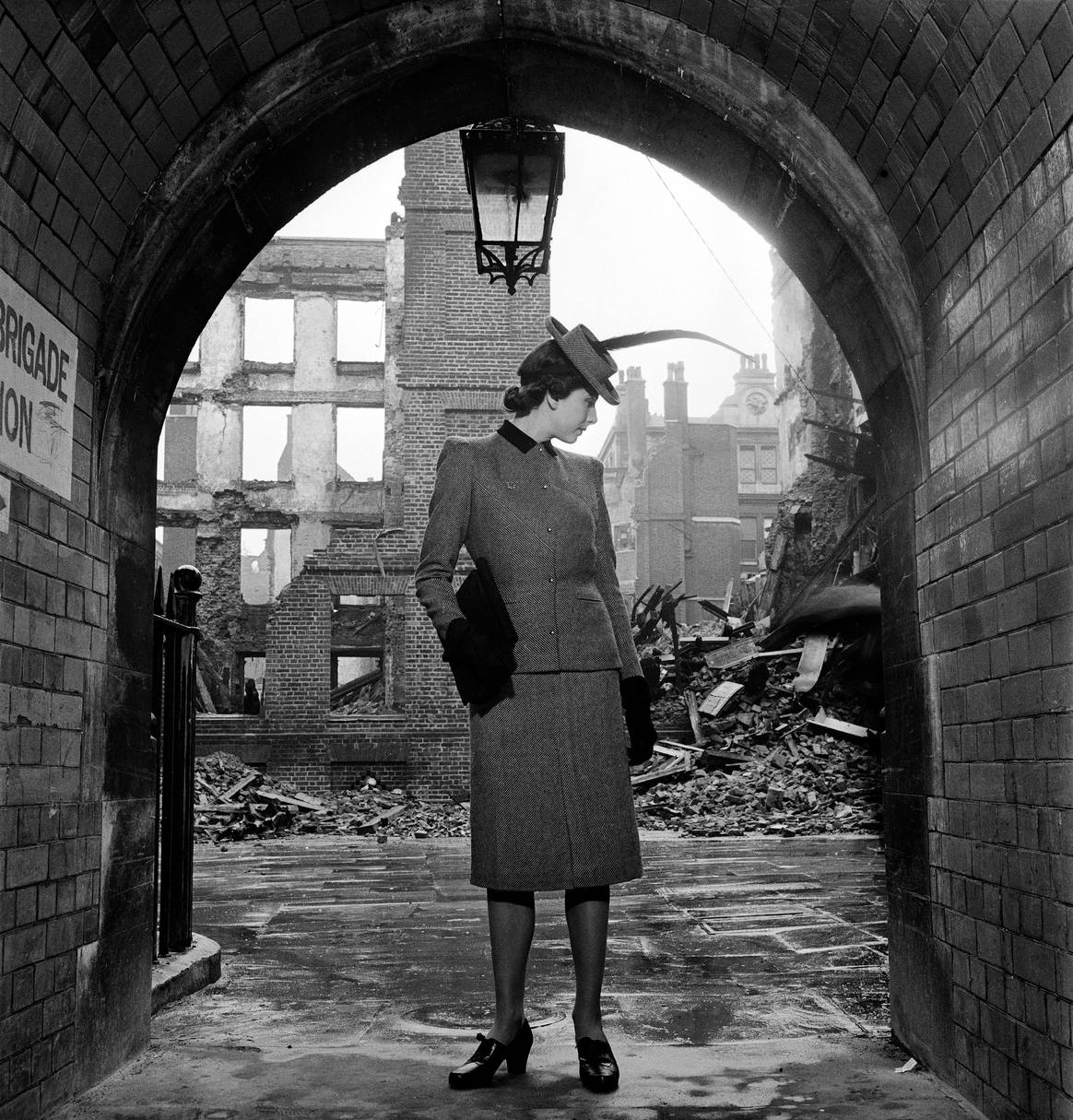 Fotografie von Lee Miller, Model Elizabeth Cowell in einem
Digby Morton Anzug, 1941. Bild: Lee Miller Archives