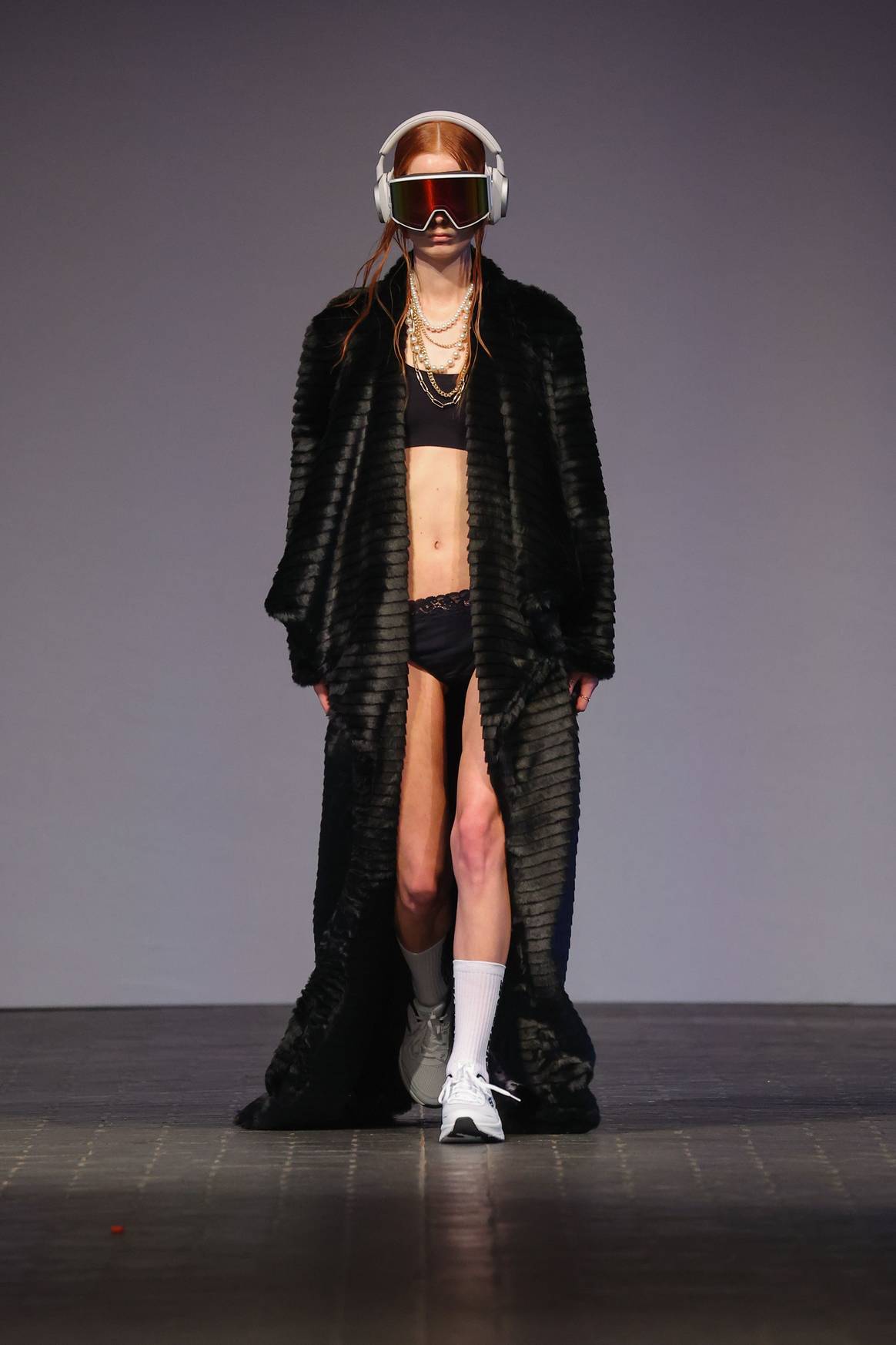 Rebekka Ruétz FW23 – Eröffnungslook. Bild: gettyentertainment